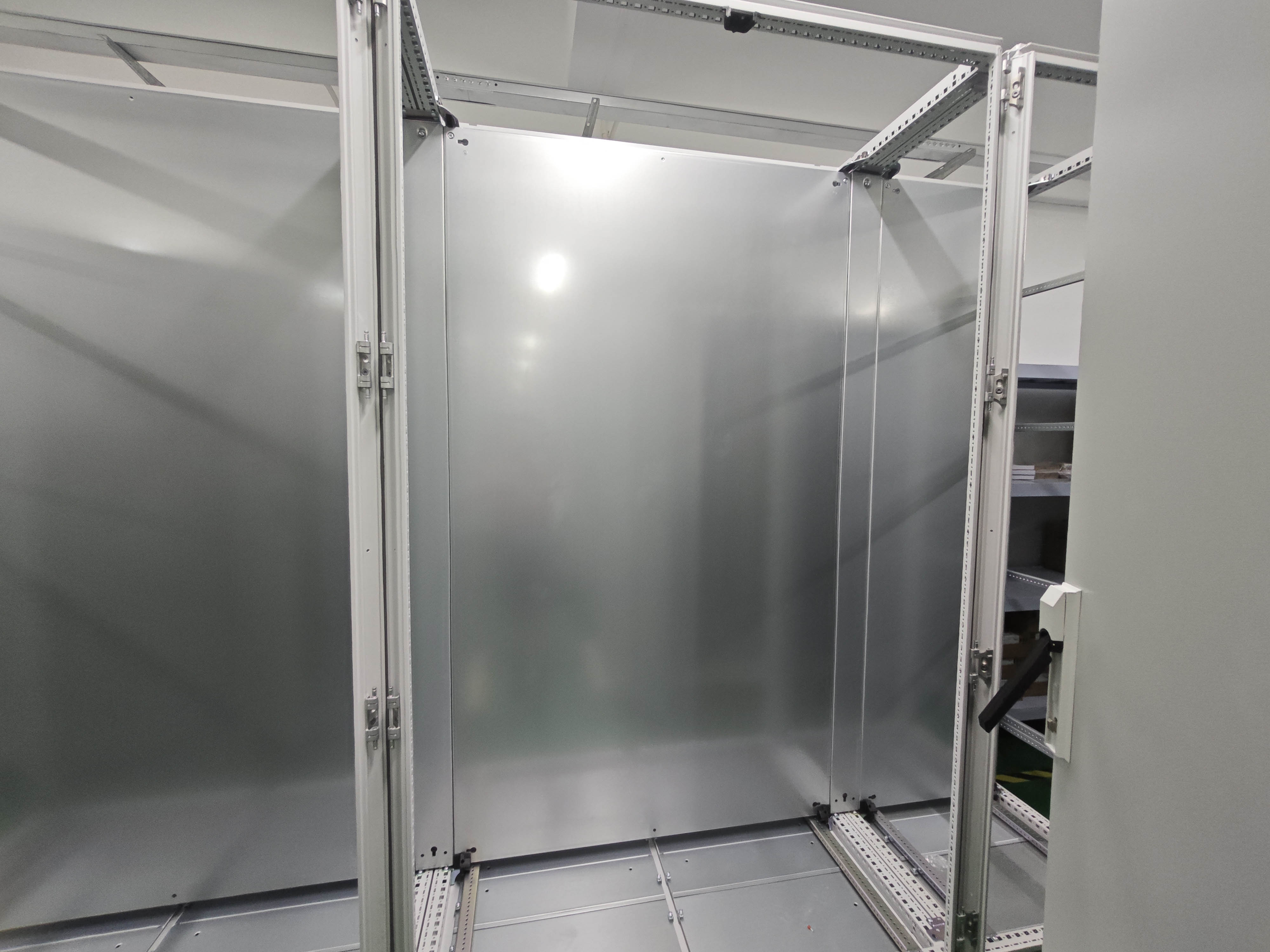 تغليف حامل الخادم مقابل حامل الإطار المفتوح: ما هو المناسب لإعداد تقنية المعلومات الخاص بك؟