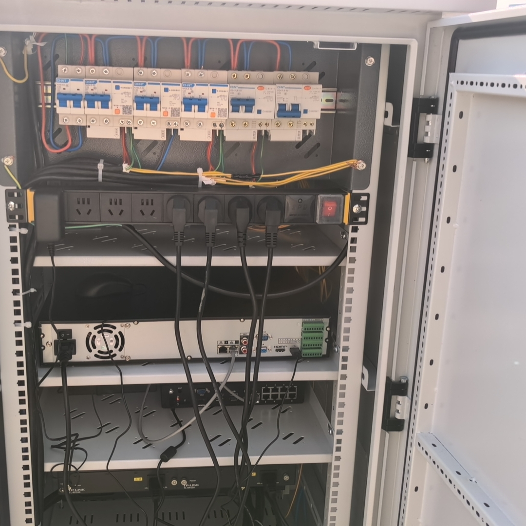 Maximizing Space & Section: Innovations in Data Center Enclosure Design (باللغة الإنجليزية)