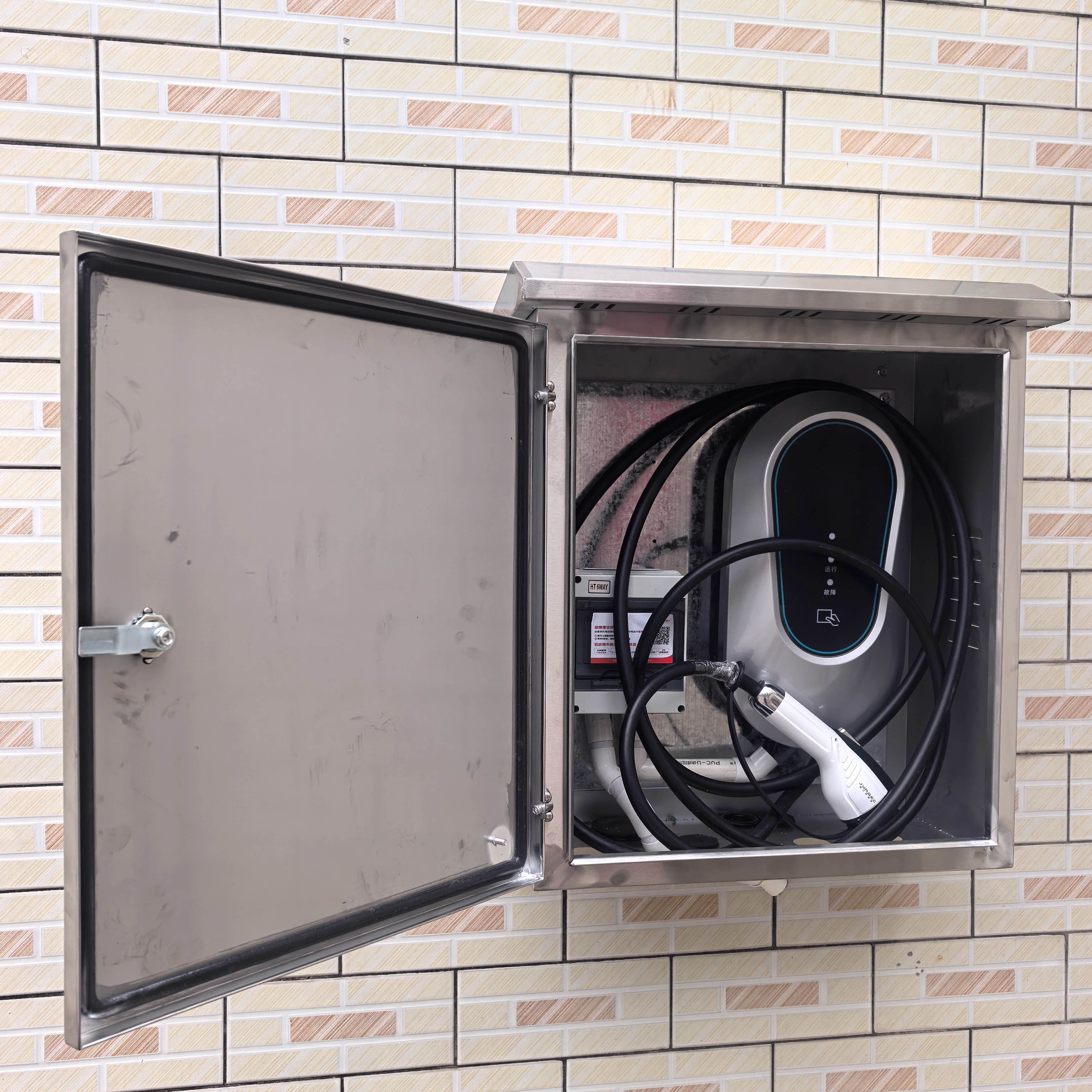 كيف يمكن للأتمتة التحكم بغطاء الخزانة تعزيز السلامة في البيئات الخطرة