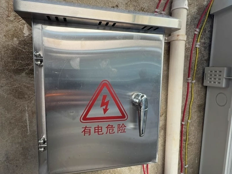 لماذا تخفف خزانة معدات التصنيع ذات المقابض المريحة من سلالات العمال؟